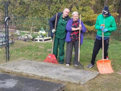 W piękny październikowy dzień 🌞 mieszkańcy Domu Pomocy Społecznej wraz z instruktorami terapii porządkowali groby naszych byłych mieszkańców 🕯️. Celem naszej akcji jest nie tylko pomoc 🤝 ale kształtowanie postaw, szacunku oraz wdrażanie do odpowiedniego zachowania się w miejscach pamięci