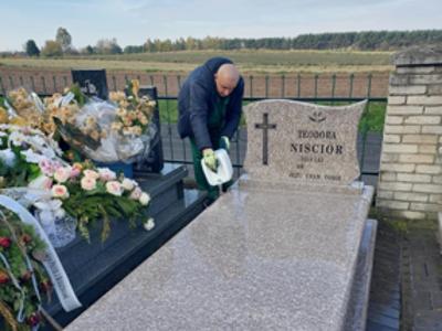 W piękny październikowy dzień 🌞 mieszkańcy Domu Pomocy Społecznej wraz z instruktorami terapii porządkowali groby naszych byłych mieszkańców 🕯️. Celem naszej akcji jest nie tylko pomoc 🤝 ale kształtowanie postaw, szacunku oraz wdrażanie do odpowiedniego zachowania się w miejscach pamięci