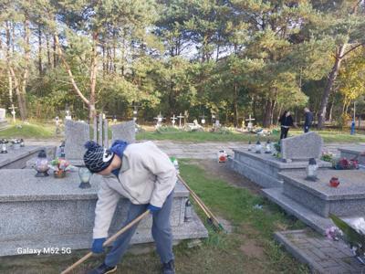 W piękny październikowy dzień 🌞 mieszkańcy Domu Pomocy Społecznej wraz z instruktorami terapii porządkowali groby naszych byłych mieszkańców 🕯️. Celem naszej akcji jest nie tylko pomoc 🤝 ale kształtowanie postaw, szacunku oraz wdrażanie do odpowiedniego zachowania się w miejscach pamięci