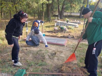 W piękny październikowy dzień 🌞 mieszkańcy Domu Pomocy Społecznej wraz z instruktorami terapii porządkowali groby naszych byłych mieszkańców 🕯️. Celem naszej akcji jest nie tylko pomoc 🤝 ale kształtowanie postaw, szacunku oraz wdrażanie do odpowiedniego zachowania się w miejscach pamięci