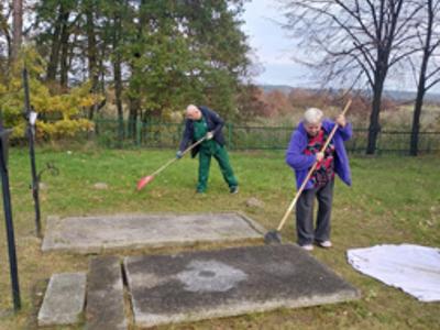 W piękny październikowy dzień 🌞 mieszkańcy Domu Pomocy Społecznej wraz z instruktorami terapii porządkowali groby naszych byłych mieszkańców 🕯️. Celem naszej akcji jest nie tylko pomoc 🤝 ale kształtowanie postaw, szacunku oraz wdrażanie do odpowiedniego zachowania się w miejscach pamięci