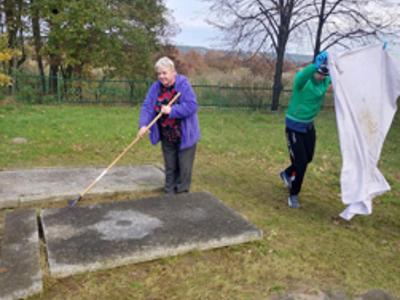 W piękny październikowy dzień 🌞 mieszkańcy Domu Pomocy Społecznej wraz z instruktorami terapii porządkowali groby naszych byłych mieszkańców 🕯️. Celem naszej akcji jest nie tylko pomoc 🤝 ale kształtowanie postaw, szacunku oraz wdrażanie do odpowiedniego zachowania się w miejscach pamięci