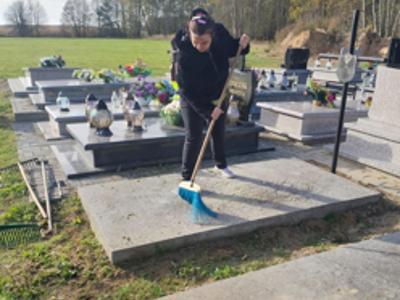 W piękny październikowy dzień 🌞 mieszkańcy Domu Pomocy Społecznej wraz z instruktorami terapii porządkowali groby naszych byłych mieszkańców 🕯️. Celem naszej akcji jest nie tylko pomoc 🤝 ale kształtowanie postaw, szacunku oraz wdrażanie do odpowiedniego zachowania się w miejscach pamięci