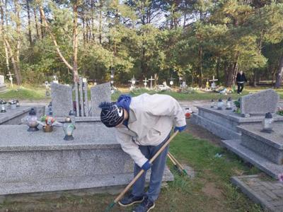 W piękny październikowy dzień 🌞 mieszkańcy Domu Pomocy Społecznej wraz z instruktorami terapii porządkowali groby naszych byłych mieszkańców 🕯️. Celem naszej akcji jest nie tylko pomoc 🤝 ale kształtowanie postaw, szacunku oraz wdrażanie do odpowiedniego zachowania się w miejscach pamięci