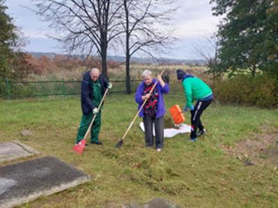 W piękny październikowy dzień 🌞 mieszkańcy Domu Pomocy Społecznej wraz z instruktorami terapii porządkowali groby naszych byłych mieszkańców 🕯️. Celem naszej akcji jest nie tylko pomoc 🤝 ale kształtowanie postaw, szacunku oraz wdrażanie do odpowiedniego zachowania się w miejscach pamięci