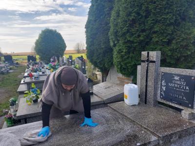 W piękny październikowy dzień 🌞 mieszkańcy Domu Pomocy Społecznej wraz z instruktorami terapii porządkowali groby naszych byłych mieszkańców 🕯️. Celem naszej akcji jest nie tylko pomoc 🤝 ale kształtowanie postaw, szacunku oraz wdrażanie do odpowiedniego zachowania się w miejscach pamięci