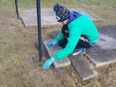 W piękny październikowy dzień 🌞 mieszkańcy Domu Pomocy Społecznej wraz z instruktorami terapii porządkowali groby naszych byłych mieszkańców 🕯️. Celem naszej akcji jest nie tylko pomoc 🤝 ale kształtowanie postaw, szacunku oraz wdrażanie do odpowiedniego zachowania się w miejscach pamięci