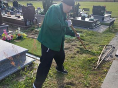 W piękny październikowy dzień 🌞 mieszkańcy Domu Pomocy Społecznej wraz z instruktorami terapii porządkowali groby naszych byłych mieszkańców 🕯️. Celem naszej akcji jest nie tylko pomoc 🤝 ale kształtowanie postaw, szacunku oraz wdrażanie do odpowiedniego zachowania się w miejscach pamięci