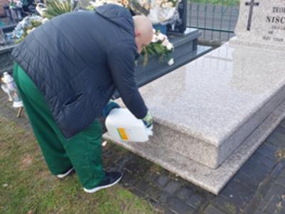 W piękny październikowy dzień 🌞 mieszkańcy Domu Pomocy Społecznej wraz z instruktorami terapii porządkowali groby naszych byłych mieszkańców 🕯️. Celem naszej akcji jest nie tylko pomoc 🤝 ale kształtowanie postaw, szacunku oraz wdrażanie do odpowiedniego zachowania się w miejscach pamięci