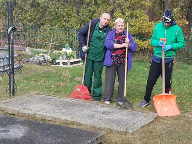 W piękny październikowy dzień 🌞 mieszkańcy Domu Pomocy Społecznej wraz z instruktorami terapii porządkowali groby naszych byłych mieszkańców 🕯️. Celem naszej akcji jest nie tylko pomoc 🤝 ale kształtowanie postaw, szacunku oraz wdrażanie do odpowiedniego zachowania się w miejscach pamięci