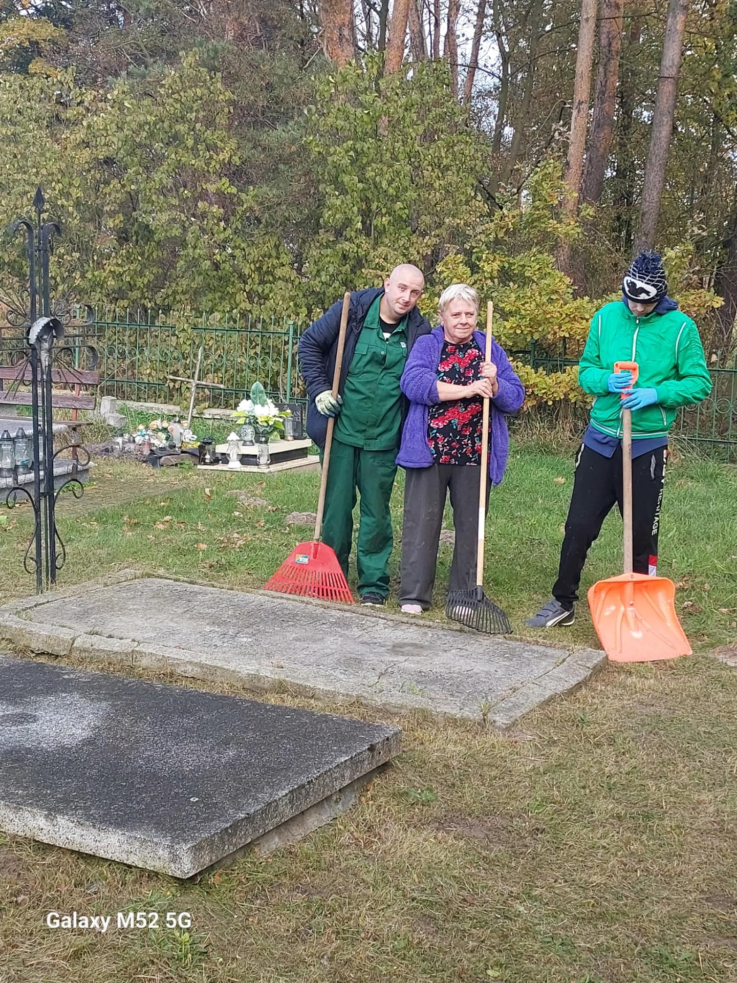 W piękny październikowy dzień 🌞 mieszkańcy Domu Pomocy Społecznej wraz z instruktorami terapii porządkowali groby naszych byłych mieszkańców 🕯️. Celem naszej akcji jest nie tylko pomoc 🤝 ale kształtowanie postaw, szacunku oraz wdrażanie do odpowiedniego zachowania się w miejscach pamięci