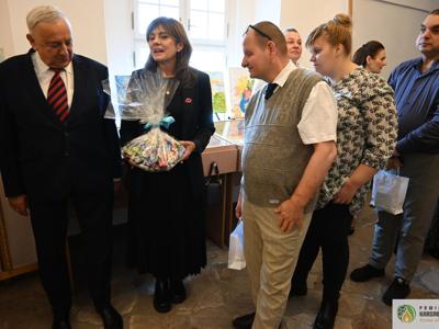 Pełne wzruszeń spotkanie ze sztuką i ludzką wrażliwością odbyło się w 𝐏𝐨𝐰𝐢𝐚𝐭𝐨𝐰𝐞𝐣 𝐁𝐢𝐛𝐥𝐢𝐨𝐭𝐞𝐜𝐞 𝐏𝐮𝐛𝐥𝐢𝐜𝐳𝐧𝐞𝐣 𝐰 𝐊𝐫𝐚𝐬𝐧𝐲𝐦𝐬𝐭𝐚𝐰𝐢𝐞