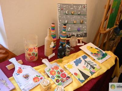 Pełne wzruszeń spotkanie ze sztuką i ludzką wrażliwością odbyło się w 𝐏𝐨𝐰𝐢𝐚𝐭𝐨𝐰𝐞𝐣 𝐁𝐢𝐛𝐥𝐢𝐨𝐭𝐞𝐜𝐞 𝐏𝐮𝐛𝐥𝐢𝐜𝐳𝐧𝐞𝐣 𝐰 𝐊𝐫𝐚𝐬𝐧𝐲𝐦𝐬𝐭𝐚𝐰𝐢𝐞