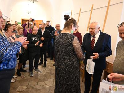 Pełne wzruszeń spotkanie ze sztuką i ludzką wrażliwością odbyło się w 𝐏𝐨𝐰𝐢𝐚𝐭𝐨𝐰𝐞𝐣 𝐁𝐢𝐛𝐥𝐢𝐨𝐭𝐞𝐜𝐞 𝐏𝐮𝐛𝐥𝐢𝐜𝐳𝐧𝐞𝐣 𝐰 𝐊𝐫𝐚𝐬𝐧𝐲𝐦𝐬𝐭𝐚𝐰𝐢𝐞