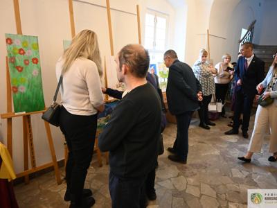 Pełne wzruszeń spotkanie ze sztuką i ludzką wrażliwością odbyło się w 𝐏𝐨𝐰𝐢𝐚𝐭𝐨𝐰𝐞𝐣 𝐁𝐢𝐛𝐥𝐢𝐨𝐭𝐞𝐜𝐞 𝐏𝐮𝐛𝐥𝐢𝐜𝐳𝐧𝐞𝐣 𝐰 𝐊𝐫𝐚𝐬𝐧𝐲𝐦𝐬𝐭𝐚𝐰𝐢𝐞