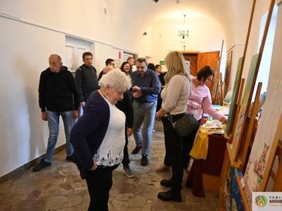 Pełne wzruszeń spotkanie ze sztuką i ludzką wrażliwością odbyło się w 𝐏𝐨𝐰𝐢𝐚𝐭𝐨𝐰𝐞𝐣 𝐁𝐢𝐛𝐥𝐢𝐨𝐭𝐞𝐜𝐞 𝐏𝐮𝐛𝐥𝐢𝐜𝐳𝐧𝐞𝐣 𝐰 𝐊𝐫𝐚𝐬𝐧𝐲𝐦𝐬𝐭𝐚𝐰𝐢𝐞