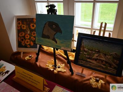 Pełne wzruszeń spotkanie ze sztuką i ludzką wrażliwością odbyło się w 𝐏𝐨𝐰𝐢𝐚𝐭𝐨𝐰𝐞𝐣 𝐁𝐢𝐛𝐥𝐢𝐨𝐭𝐞𝐜𝐞 𝐏𝐮𝐛𝐥𝐢𝐜𝐳𝐧𝐞𝐣 𝐰 𝐊𝐫𝐚𝐬𝐧𝐲𝐦𝐬𝐭𝐚𝐰𝐢𝐞