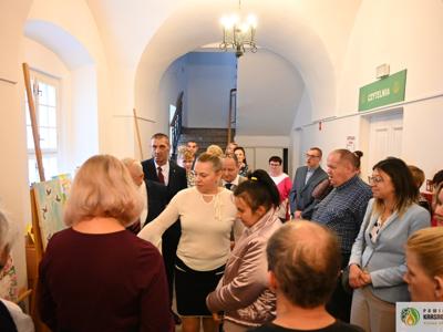 Pełne wzruszeń spotkanie ze sztuką i ludzką wrażliwością odbyło się w 𝐏𝐨𝐰𝐢𝐚𝐭𝐨𝐰𝐞𝐣 𝐁𝐢𝐛𝐥𝐢𝐨𝐭𝐞𝐜𝐞 𝐏𝐮𝐛𝐥𝐢𝐜𝐳𝐧𝐞𝐣 𝐰 𝐊𝐫𝐚𝐬𝐧𝐲𝐦𝐬𝐭𝐚𝐰𝐢𝐞