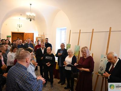 Pełne wzruszeń spotkanie ze sztuką i ludzką wrażliwością odbyło się w 𝐏𝐨𝐰𝐢𝐚𝐭𝐨𝐰𝐞𝐣 𝐁𝐢𝐛𝐥𝐢𝐨𝐭𝐞𝐜𝐞 𝐏𝐮𝐛𝐥𝐢𝐜𝐳𝐧𝐞𝐣 𝐰 𝐊𝐫𝐚𝐬𝐧𝐲𝐦𝐬𝐭𝐚𝐰𝐢𝐞