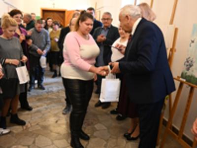 Pełne wzruszeń spotkanie ze sztuką i ludzką wrażliwością odbyło się w 𝐏𝐨𝐰𝐢𝐚𝐭𝐨𝐰𝐞𝐣 𝐁𝐢𝐛𝐥𝐢𝐨𝐭𝐞𝐜𝐞 𝐏𝐮𝐛𝐥𝐢𝐜𝐳𝐧𝐞𝐣 𝐰 𝐊𝐫𝐚𝐬𝐧𝐲𝐦𝐬𝐭𝐚𝐰𝐢𝐞