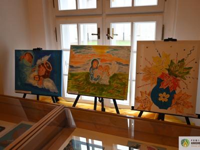 Pełne wzruszeń spotkanie ze sztuką i ludzką wrażliwością odbyło się w 𝐏𝐨𝐰𝐢𝐚𝐭𝐨𝐰𝐞𝐣 𝐁𝐢𝐛𝐥𝐢𝐨𝐭𝐞𝐜𝐞 𝐏𝐮𝐛𝐥𝐢𝐜𝐳𝐧𝐞𝐣 𝐰 𝐊𝐫𝐚𝐬𝐧𝐲𝐦𝐬𝐭𝐚𝐰𝐢𝐞