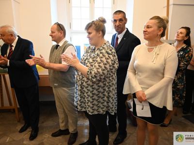 Pełne wzruszeń spotkanie ze sztuką i ludzką wrażliwością odbyło się w 𝐏𝐨𝐰𝐢𝐚𝐭𝐨𝐰𝐞𝐣 𝐁𝐢𝐛𝐥𝐢𝐨𝐭𝐞𝐜𝐞 𝐏𝐮𝐛𝐥𝐢𝐜𝐳𝐧𝐞𝐣 𝐰 𝐊𝐫𝐚𝐬𝐧𝐲𝐦𝐬𝐭𝐚𝐰𝐢𝐞