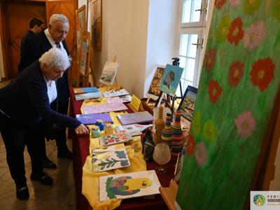 Pełne wzruszeń spotkanie ze sztuką i ludzką wrażliwością odbyło się w 𝐏𝐨𝐰𝐢𝐚𝐭𝐨𝐰𝐞𝐣 𝐁𝐢𝐛𝐥𝐢𝐨𝐭𝐞𝐜𝐞 𝐏𝐮𝐛𝐥𝐢𝐜𝐳𝐧𝐞𝐣 𝐰 𝐊𝐫𝐚𝐬𝐧𝐲𝐦𝐬𝐭𝐚𝐰𝐢𝐞