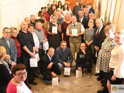 Pełne wzruszeń spotkanie ze sztuką i ludzką wrażliwością odbyło się w 𝐏𝐨𝐰𝐢𝐚𝐭𝐨𝐰𝐞𝐣 𝐁𝐢𝐛𝐥𝐢𝐨𝐭𝐞𝐜𝐞 𝐏𝐮𝐛𝐥𝐢𝐜𝐳𝐧𝐞𝐣 𝐰 𝐊𝐫𝐚𝐬𝐧𝐲𝐦𝐬𝐭𝐚𝐰𝐢𝐞