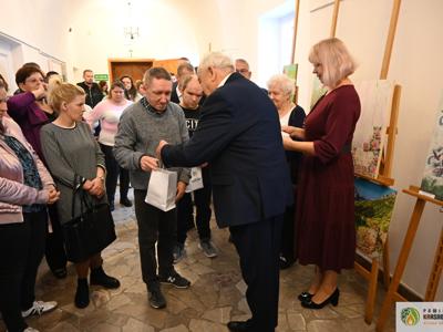 Pełne wzruszeń spotkanie ze sztuką i ludzką wrażliwością odbyło się w 𝐏𝐨𝐰𝐢𝐚𝐭𝐨𝐰𝐞𝐣 𝐁𝐢𝐛𝐥𝐢𝐨𝐭𝐞𝐜𝐞 𝐏𝐮𝐛𝐥𝐢𝐜𝐳𝐧𝐞𝐣 𝐰 𝐊𝐫𝐚𝐬𝐧𝐲𝐦𝐬𝐭𝐚𝐰𝐢𝐞