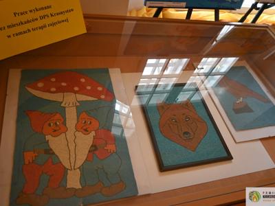 Pełne wzruszeń spotkanie ze sztuką i ludzką wrażliwością odbyło się w 𝐏𝐨𝐰𝐢𝐚𝐭𝐨𝐰𝐞𝐣 𝐁𝐢𝐛𝐥𝐢𝐨𝐭𝐞𝐜𝐞 𝐏𝐮𝐛𝐥𝐢𝐜𝐳𝐧𝐞𝐣 𝐰 𝐊𝐫𝐚𝐬𝐧𝐲𝐦𝐬𝐭𝐚𝐰𝐢𝐞