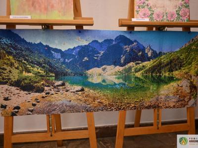 Pełne wzruszeń spotkanie ze sztuką i ludzką wrażliwością odbyło się w 𝐏𝐨𝐰𝐢𝐚𝐭𝐨𝐰𝐞𝐣 𝐁𝐢𝐛𝐥𝐢𝐨𝐭𝐞𝐜𝐞 𝐏𝐮𝐛𝐥𝐢𝐜𝐳𝐧𝐞𝐣 𝐰 𝐊𝐫𝐚𝐬𝐧𝐲𝐦𝐬𝐭𝐚𝐰𝐢𝐞