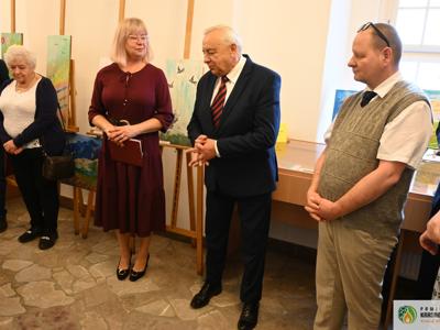 Pełne wzruszeń spotkanie ze sztuką i ludzką wrażliwością odbyło się w 𝐏𝐨𝐰𝐢𝐚𝐭𝐨𝐰𝐞𝐣 𝐁𝐢𝐛𝐥𝐢𝐨𝐭𝐞𝐜𝐞 𝐏𝐮𝐛𝐥𝐢𝐜𝐳𝐧𝐞𝐣 𝐰 𝐊𝐫𝐚𝐬𝐧𝐲𝐦𝐬𝐭𝐚𝐰𝐢𝐞