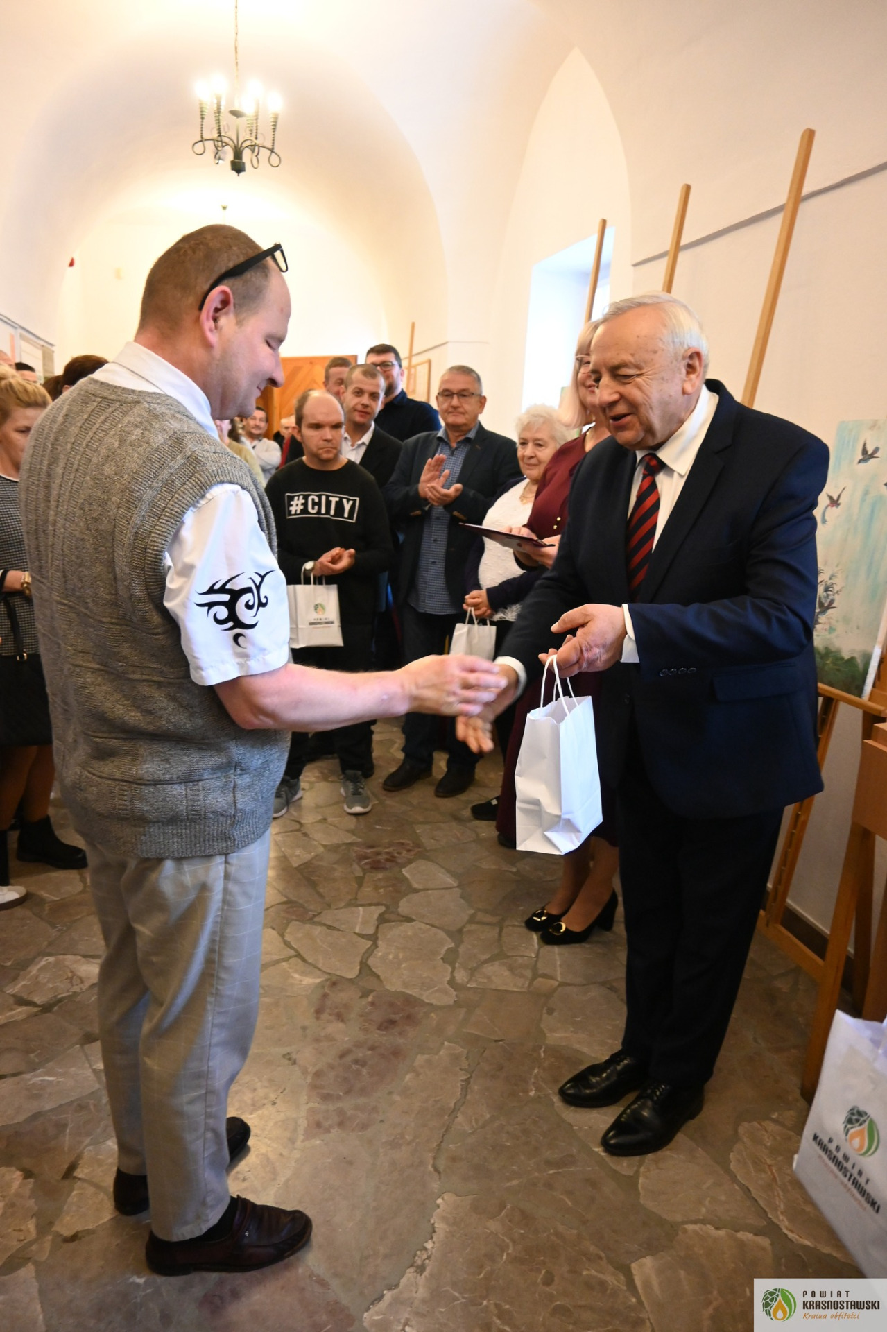 Pełne wzruszeń spotkanie ze sztuką i ludzką wrażliwością odbyło się w 𝐏𝐨𝐰𝐢𝐚𝐭𝐨𝐰𝐞𝐣 𝐁𝐢𝐛𝐥𝐢𝐨𝐭𝐞𝐜𝐞 𝐏𝐮𝐛𝐥𝐢𝐜𝐳𝐧𝐞𝐣 𝐰 𝐊𝐫𝐚𝐬𝐧𝐲𝐦𝐬𝐭𝐚𝐰𝐢𝐞