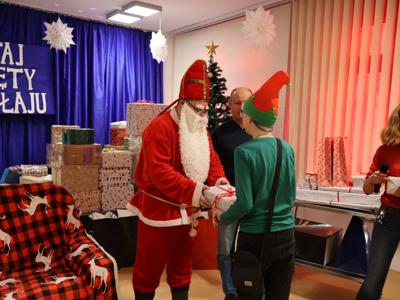 Z okazji dnia Świętego Mikołaja nasi mieszkańcy, którzy wyróżniali się w pracy na terapii zajęciowej, otrzymali nagrody wręczone przez Dyrektora