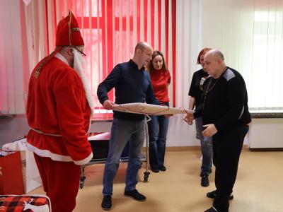Z okazji dnia Świętego Mikołaja nasi mieszkańcy, którzy wyróżniali się w pracy na terapii zajęciowej, otrzymali nagrody wręczone przez Dyrektora