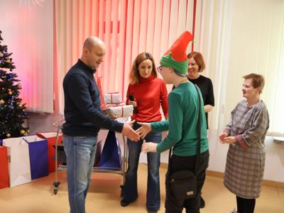 Z okazji dnia Świętego Mikołaja nasi mieszkańcy, którzy wyróżniali się w pracy na terapii zajęciowej, otrzymali nagrody wręczone przez Dyrektora