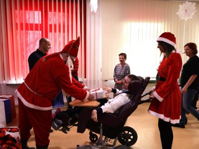 Z okazji dnia Świętego Mikołaja nasi mieszkańcy, którzy wyróżniali się w pracy na terapii zajęciowej, otrzymali nagrody wręczone przez Dyrektora