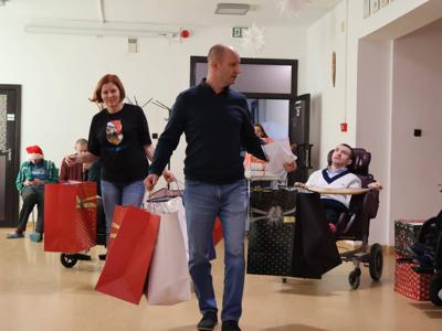 Z okazji dnia Świętego Mikołaja nasi mieszkańcy, którzy wyróżniali się w pracy na terapii zajęciowej, otrzymali nagrody wręczone przez Dyrektora