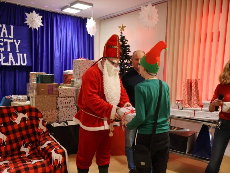 Z okazji dnia Świętego Mikołaja nasi mieszkańcy, którzy wyróżniali się w pracy na terapii zajęciowej, otrzymali nagrody wręczone przez Dyrektora