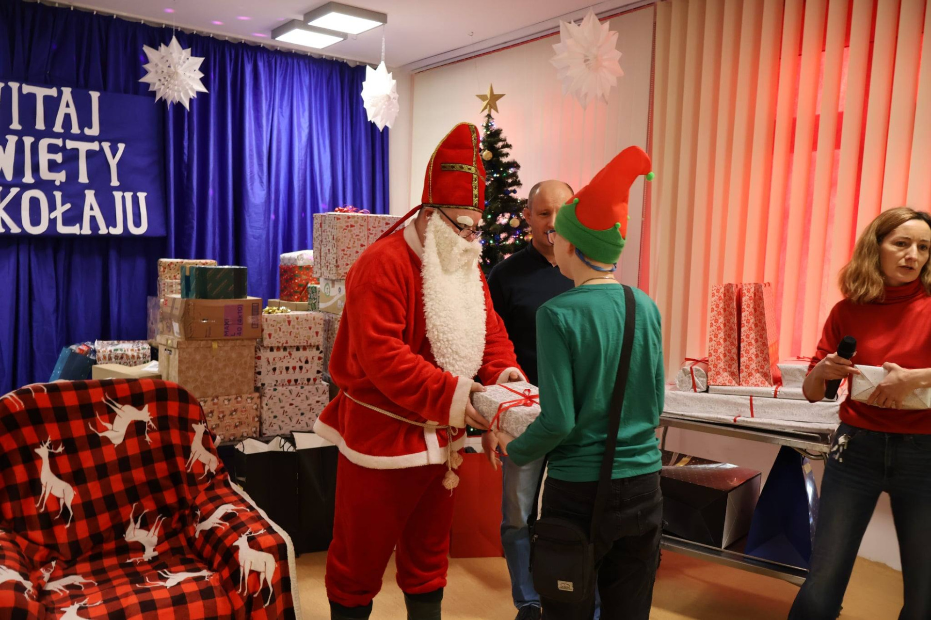 Z okazji dnia Świętego Mikołaja nasi mieszkańcy, którzy wyróżniali się w pracy na terapii zajęciowej, otrzymali nagrody wręczone przez Dyrektora 