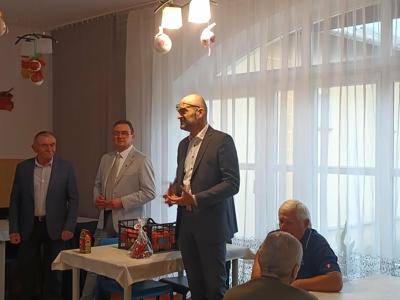 Dziś mieliśmy przyjemność gościć w naszych Domach Pomocy w Ostrowie Krupskim oraz w Stężycy Nadwieprzańskiej Piotra Szewczyka i Edwarda Plutę – radnych powiatu krasnostawskiego – oraz Wojciecha Kowalczyka, wójta gminy Krasnystaw.