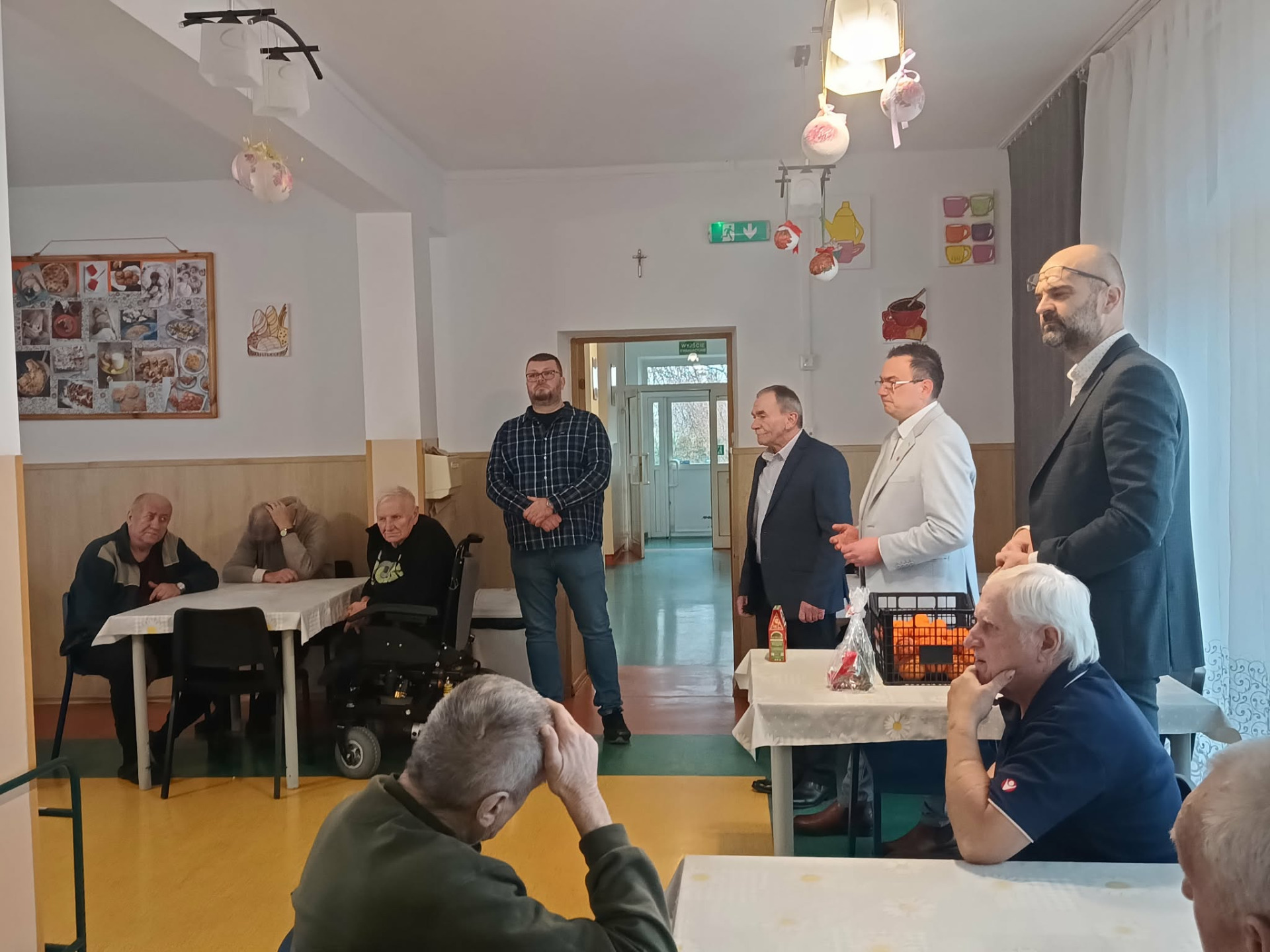 Dziś mieliśmy przyjemność gościć w naszych Domach Pomocy w Ostrowie Krupskim oraz w Stężycy Nadwieprzańskiej Piotra Szewczyka i Edwarda Plutę – radnych powiatu krasnostawskiego – oraz Wojciecha Kowalczyka, wójta gminy Krasnystaw.