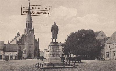 Widok rynku (lata 20-te). Pocztówka z kolekcji Emila Piłaszewicza.