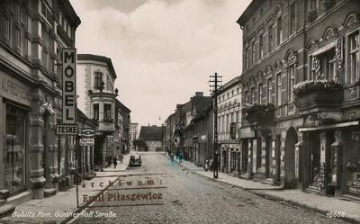 Günter-Roß-Straße (obecna ul. Wojska Polskiego). Widok w stronę rynku (1941). Pocztówka z kolekcji Emila Piłaszewicza.
