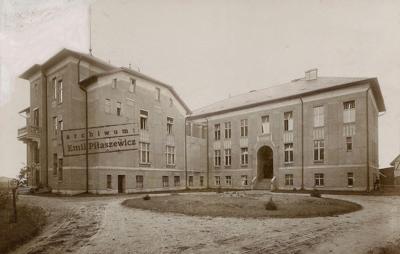 Kreishaus - budynek dawnego Starostwa Powiatowego (około 1910). Pocztówka z kolekcji Emila Piłaszewicza.