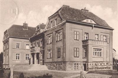 Landbauschule- Budynek dawnej Powiatowej Szkoły Rolniczej (1932). Pocztówka z kolekcji Emila Piłaszewicza.