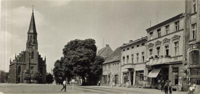 Rynek w latach 70-tych. Pocztówka wydana przez Biuro Wydawnicze "Ruch".