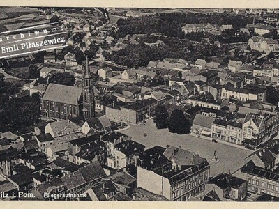 Fot. 5. Widok lotniczy z lat 30-tych. Widoczne różnice w pokroju i ulistnieniu drzew rosnących na rynku. Pocztówka ze zbiorów Emila Piłaszewicza.