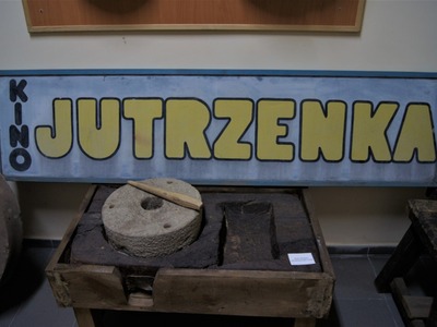 Zachowany w zasobie muzeum szyld kinowy.