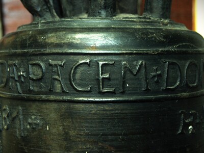 Fot. 5. Fragment łacińskiej sentencji na szyi dzwonu (fot. Emil Piłaszewicz).